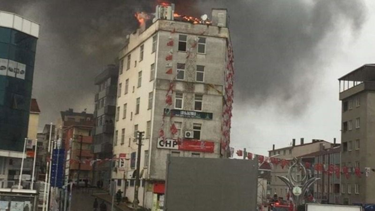 CHP ilçe binasında yangın paniği!
